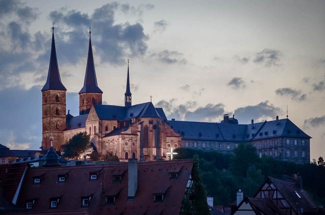 Kloster Michaelsberg. Das ehemalige Benediktiner Kloster St. Michael thront hoch auf dem Michaelsberg über Bamberg. Die Klosterkirche sowie die Klosteranlage sind sehr sehenswert. 